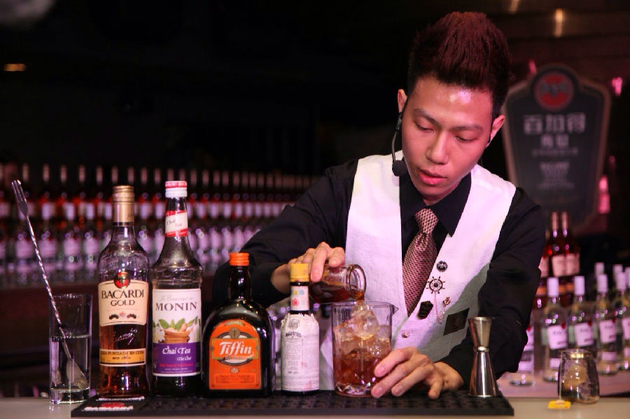 深圳寶安餐吧招聘調酒師一名，薪資（5500-7000）