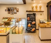 蛋糕店招.全能師傅工資5000--8500，面包師傅工資4000--5500